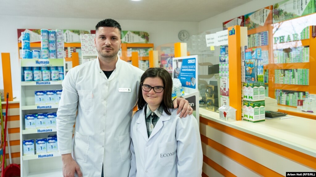 Ndalore Likaj dhe kolegu i saj, farmacisti Yll Hulaj, në vendin e tyre të punës në Prizren.