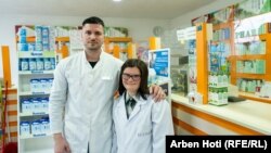 Ndalore Likaj dhe kolegu i saj, farmacisti Yll Hulaj, në vendin e tyre të punës në Prizren.