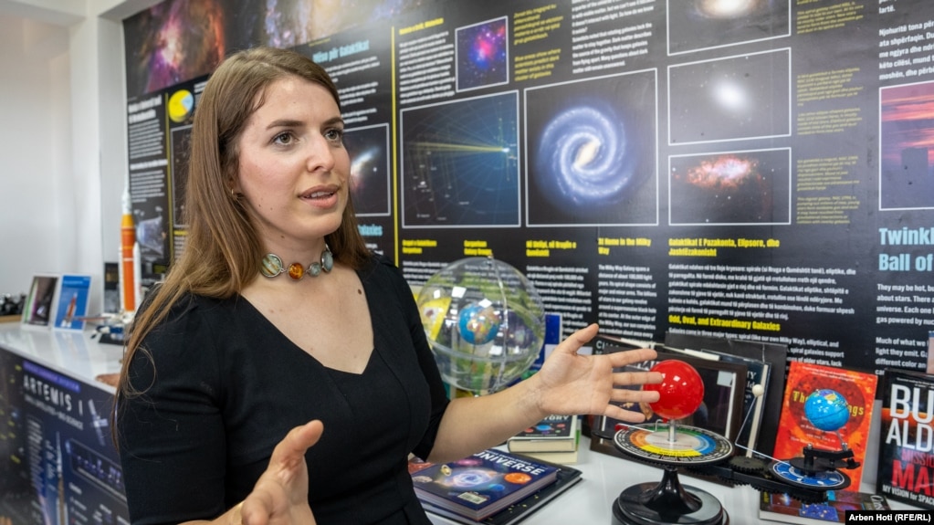 Në vitin 2015, AOK-un e kishte themeluar Pranvera Hyseni, e cila për momentin po kryen studimet e doktoraturës në Universitetin e Kalifornisë për shkencat planetare.