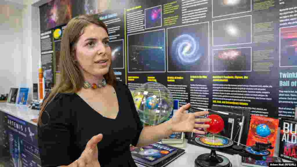 Studentica diplomskog studija Pranvera Hyseni studira planetarne znanosti i osnovala je AOK 2015.