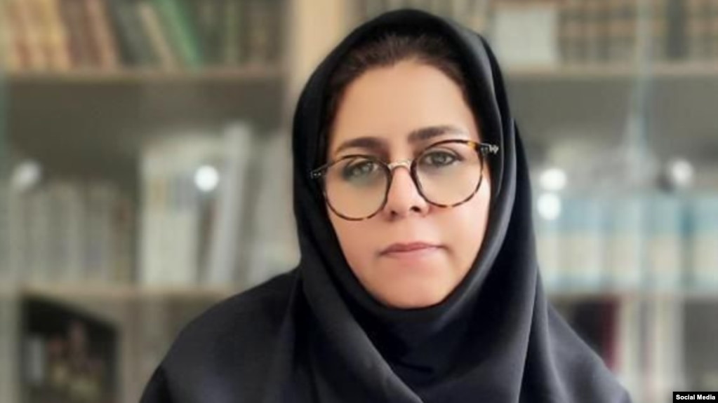 مریم مهرابی ۲۹ خرداد امسال به همراه دو دختر خردسالش توسط نیروهای امنیتی در منزل شخصی خود در اصفهان بازداشت شد