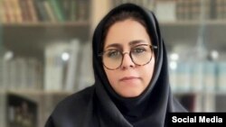 مریم مهرابی ۲۹ خرداد امسال به همراه دو دختر خردسالش توسط نیروهای امنیتی در منزل شخصی خود در اصفهان بازداشت شد