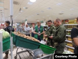 Александр Захарченко инспектирует супермаркет в Донецке, в который попал снаряд. Июль 2015 года. Фото Пилар Бонет