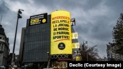 România nu a adoptat niciuna dintre legile care ar trebui să interzică reclamele la jocuri de noroc în mass-media și în spațiile publice. În imagine, un banner din campania lansată de platforma Declic pentru interzicerea reclamelor.