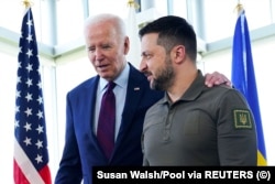 Președintele ucrainean Volodimir Zelenski (dreapta) alături de președintele american Joe Biden înainte de o sesiune de lucru privind Ucraina la summitul G7 de la Hiroshima, 21 mai.