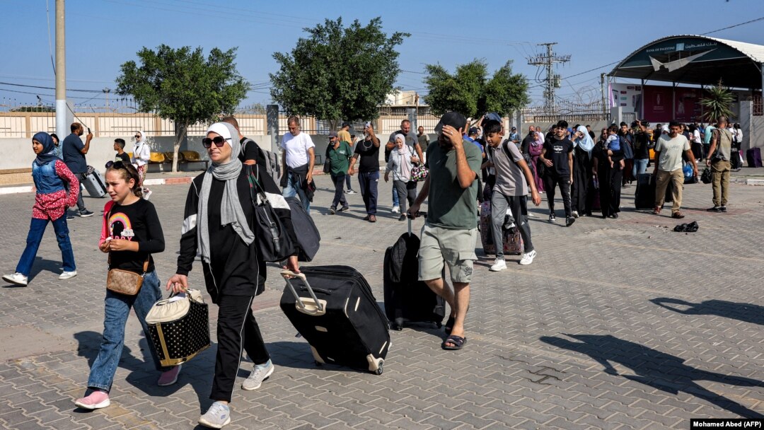 Primele persoane cu dublă cetăţenie care au putut părăsi Fâşia Gaza miercuri, 1 noiembrie, pentru prima dată după izbucnirea războiului Israel - Hamas, pe 7 octombrie.