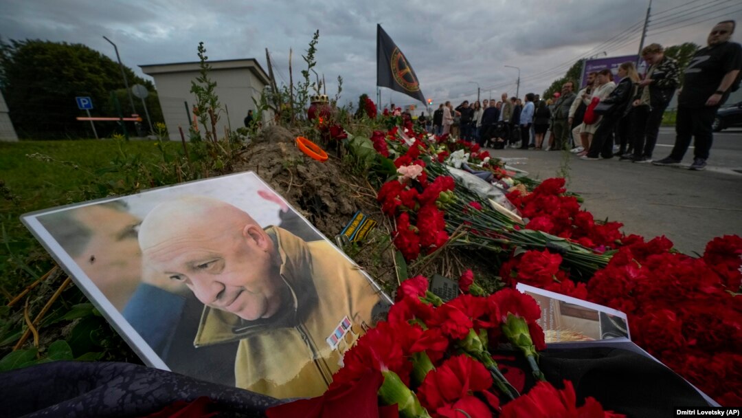 Un portret al lui Evgheni Prigojin este așezat la un memorial informal lângă sediului Wagner Group din Sankt Petersburg, Rusia, pe 24 august 2023.