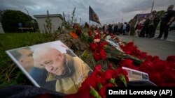 Un portret al lui Evgheni Prigojin este așezat la un memorial informal lângă sediului Wagner Group din Sankt Petersburg, Rusia, pe 24 august 2023.