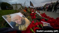 Lule të vendosura pranë fotografisë së Yevgeny Prigozhin, liderit të Wagnerit, që vdiq gjatë rrëzimit të avionit në veri të Moskës më 23 gusht. 