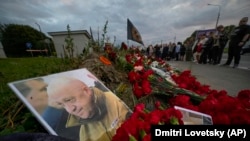 Fotografija Jevgenija Prigožina uz cveće nakon objave o padu aviona, Sankt Peterburg, 24. avgust