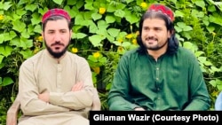 د پښتون ژغورنې غورځنګ له مشر منظور پښتین سره د ګیله من وزیر یو پخوانی انځور. 