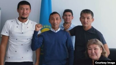 Гинекологтағы жалаңаш қыздың суреті