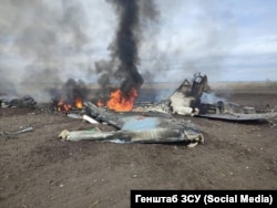Rămășițele în flăcări ale unui Suhoi Su-35 doborât.