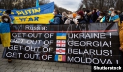 Demonstrație la Berlin, pe 19 februarie 2022, în care protestatarii cer Rusiei să iasă din Ucraina, Georgia, Belarus și Moldova.