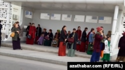 Awtobus duralgasynda 'ýola göz dikýän' ýolagçylar. Arhiw suraty