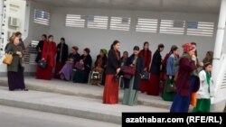 Женщины на остановке общественного транспорта. Ашхабад, март, 2024. 