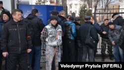 Представники проросійських воєнізованих формувань («Самооборона Крима») на вулицях Сімферополя, Крим, лютий 2014 р.