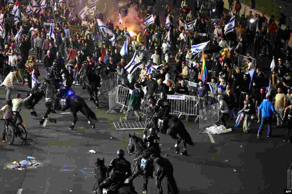 Protestuesit përleshen me policinë gjatë tubimit kundër reformës gjyqësore të qeverisë izraelite në Tel Aviv, Izrael më 27 mars 2023.