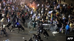 Демонстрантите се судрија со полицијата за време на протест против судските реформи на израелската влада во Тел Авив, Израел на 27 март 2023 година.