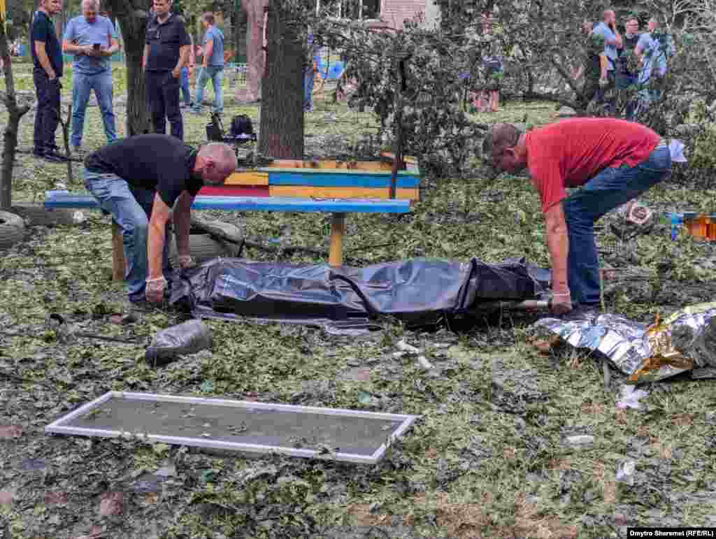 Një sulm raketor rus në një shesh lojërash në Mikollajiv, Ukrainë, më 19 korrik, vrau tre persona, përfshirë një fëmijë.