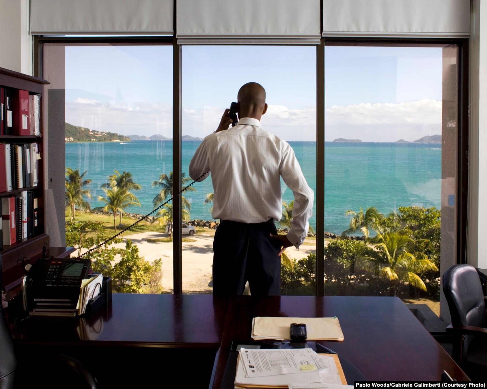 Neil M. Smith, sekretar për financa në Ishujt britanik Virxhine, i fotografuar në zyrën e tij në Tortola. Në Ishujt britanik Virxhine janë të regjistruara 800.000 kompani.