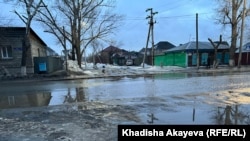 Затопленные улицы в микрорайоне Затон в Семее. 11 марта 2024 года