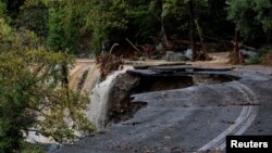 Uništeni glavni put koji povezuje turistička sela Portarija i Makrinica, nakon što su obilne kiše uništile infrastrukturu i izazvale poplave u toj oblasti, u Portariji, Grčka, 6. septembra 2023.