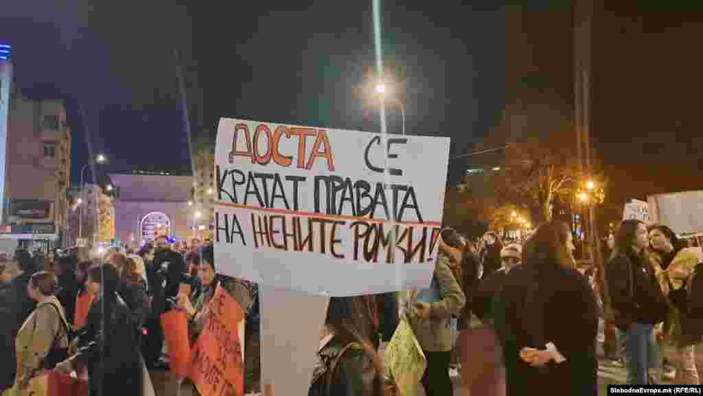 Правата на жените Ромки се меѓу &bdquo;најкршените во државата&ldquo;, велат учесниците во протестниот марш и додаваат дека на тоа поле треба многу работа.