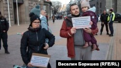  Мариана (с черното яке). На плаката, който държи, написа 