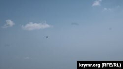 Самолет в небе над Феодосией. Крым, 24 июля 2023 года