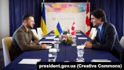 Президент України Володимир Зеленський і прем’єр-міністр Канади Джастін Трюдо (праворуч) під час саміту «Групи семи» (G7). Хіросіма, Японія, 21 травня 2023 року
