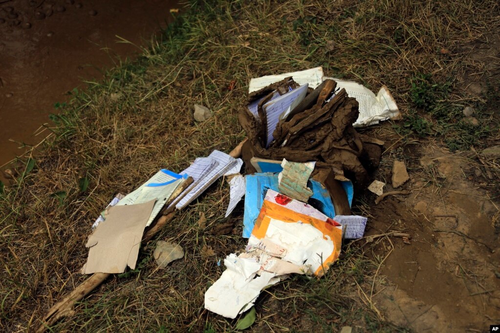 Libri scolastici per bambini impregnati d'acqua Le inondazioni improvvise hanno danneggiato parzialmente o completamente 606 case residenziali, oltre a centinaia di acri di terreno agricolo, ha detto Rahimi.