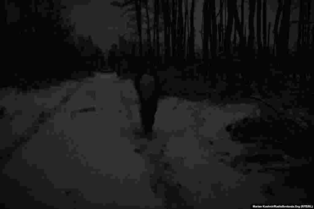Kušnir je morao da hoda pod opasnošću od ruskih dronova da bi stigao do rovova, krećući se pod okriljem mraka.