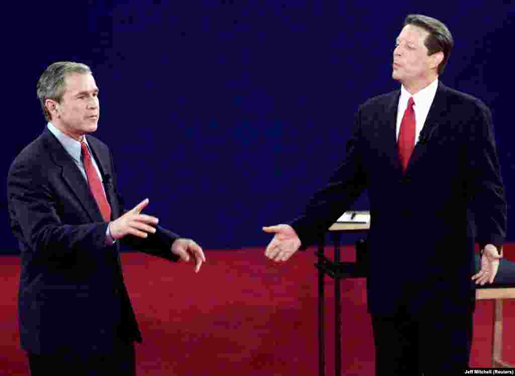 2000: Në debatin e tij të parë me republikanin George W. Bush, nënpresidenti demokrat, Al Gore, u kritikua për psherëtimat e tij teksa Bush fliste. &ldquo;Ne të gjithë bëjmë gabime. Unë njihem për sakatimin e një apo dy rrokjeve&rdquo;, tha Bush gjatë debatit të tyre të dytë, duke shqiptuar qëllimisht gabimisht fjalën &ldquo;rrokje&rdquo;. Bush fitoi zgjedhjet.