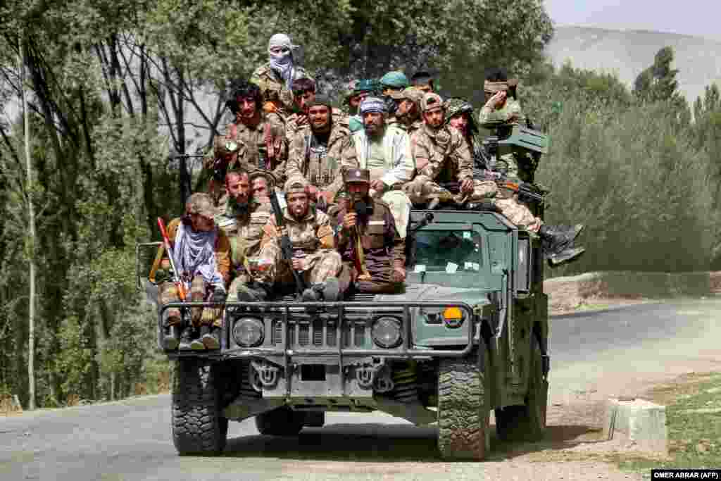 Pjesëtarë të armatosur të sigurisë talibane sipër një automjeti të blinduar Humvee, përgjatë një rruge në distriktin Khash të provincës Badakhshan të Afganistanit.