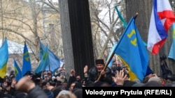 Проукраїнські активісти зірвали позачергову сесію Верховної Ради АР Крим. Сімферополь, 26 лютого 2014 року