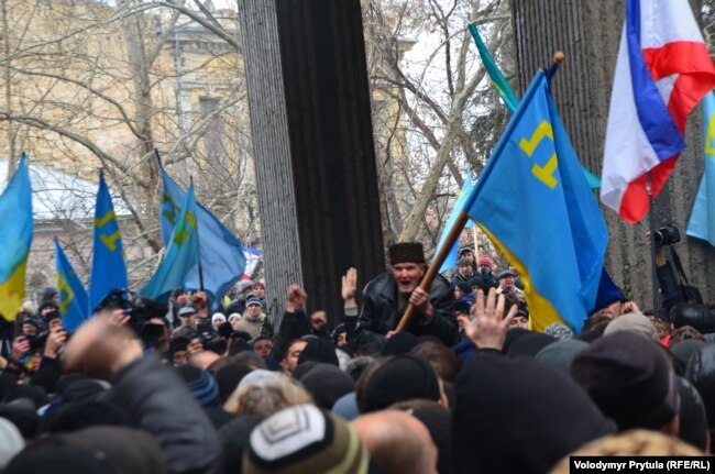 Проукраїнські активісти зірвали позачергову сесію Верховної Ради АР Крим. Сімферополь, 26 лютого 2014 року Проукраїнські активісти зірвали позачергову сесію Верховної Ради АР Крим. Сімферополь, 26 лютого 2014 року