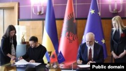 Predsednik Ukrajine Volodimir Zelenski i premijer Albanije Edi Rama potpisuju Sporazum o prijateljstvu i saradnji dve zemlje, Tirana, 28. februar 2024. 