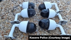 Fotografija Policije Kosova na kojoj se vide uklonjene kamere iz Zubinog Potoka, 28. decembra 2023.