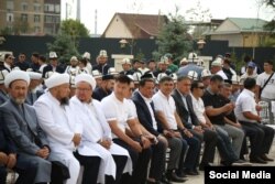 Раимбек Матраимов (первый ряд в центре, в темном пиджаке) и депутаты на открытии здания муфтията. Бишкек, 27 августа 2023 года