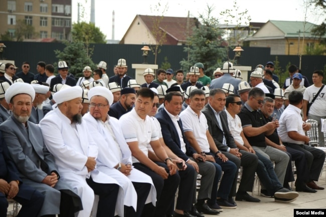 Раимбек Матраимов (первый ряд в центре, в тёмном пиджаке) и депутаты на открытии здания муфтията. Бишкек, 27 августа 2023 года