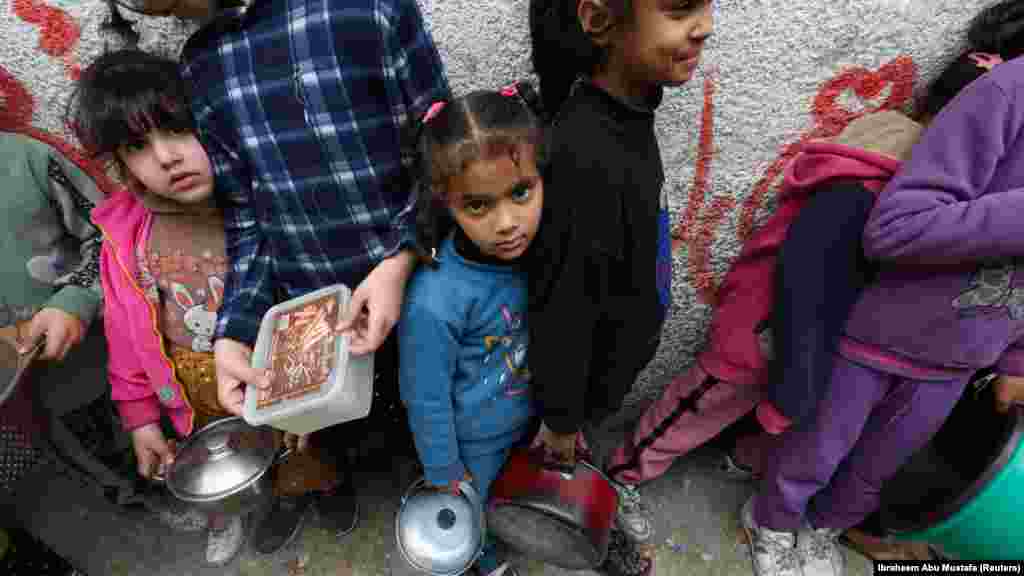 A napokban az UNICEF is azonnali humanitárius tűzszünetre szólított fel.&nbsp;&bdquo;A harcok eszkalálódása Rafahban újabb pusztító fordulatot jelentene egy olyan háborúban, amely több mint huszonhétezer ember, többségükben nők és gyermekek halálát okozta. Szükségünk van arra, hogy Gáza utolsó megmaradt kórházai, menedékei, piacai és vízrendszerei működőképesek maradjanak. Ezek nélkül az éhínség és a betegség fokozódik, és még több gyermek életét követeli&rdquo; &ndash;&nbsp;áll a közleményben