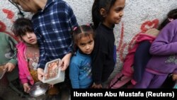 Պաղեստինցի երեխաների հերթը պարենի համար, Ռաֆահ, 14 փետրվարի, 2024թ.