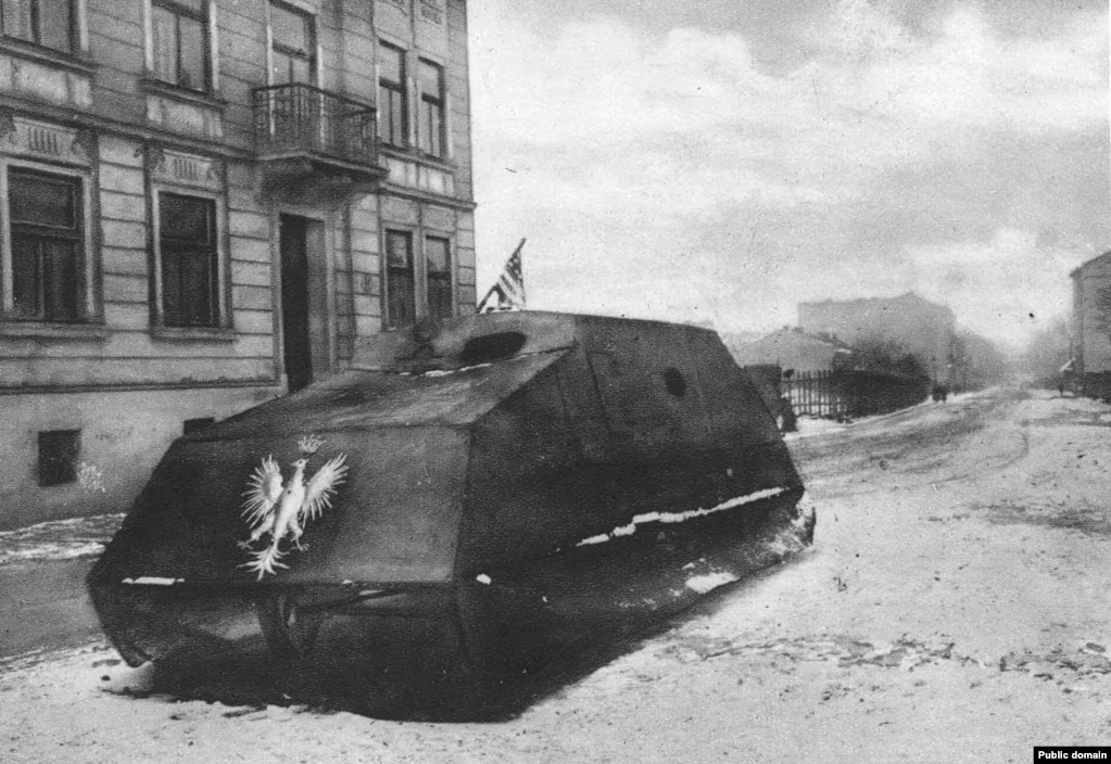 Un veicolo blindato improvvisato noto come Piłsudski's Tank, dal nome del leader polacco Jozef Pilsudski.  La macchina da guerra è stata probabilmente fotografata a Lviv e reca l'aquila bianca polacca e una bandiera americana.  Dopo il crollo dell'impero austro-ungarico nel 1918, i polacchi etnici e gli ucraini combatterono una feroce guerra per il controllo di Lviv, Zakarpattya e altre regioni dell'odierna Ucraina occidentale. 