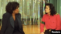  Майкъл Джексън беседва с Опра Уинфри в телевизионно изявление, записано на 2 октомври 1993 година 