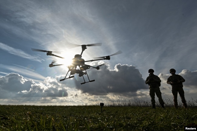 Ushtarët ukrainas lëshojnë një mjet ajror pa pilot (UAV) në afërsi të Zaporizhjas në kërkim të pozicioneve ruse, më 2 shkurt.<br />
<br />
Me aftësitë e imazhit termik që mundësojnë operacione ditë e natë, këta dronë sulmues -- të njohur nga forcat ruse si Baba Yaga, një figurë e mitike sllave -- kanë bërë kërdi në pozicionet ruse.