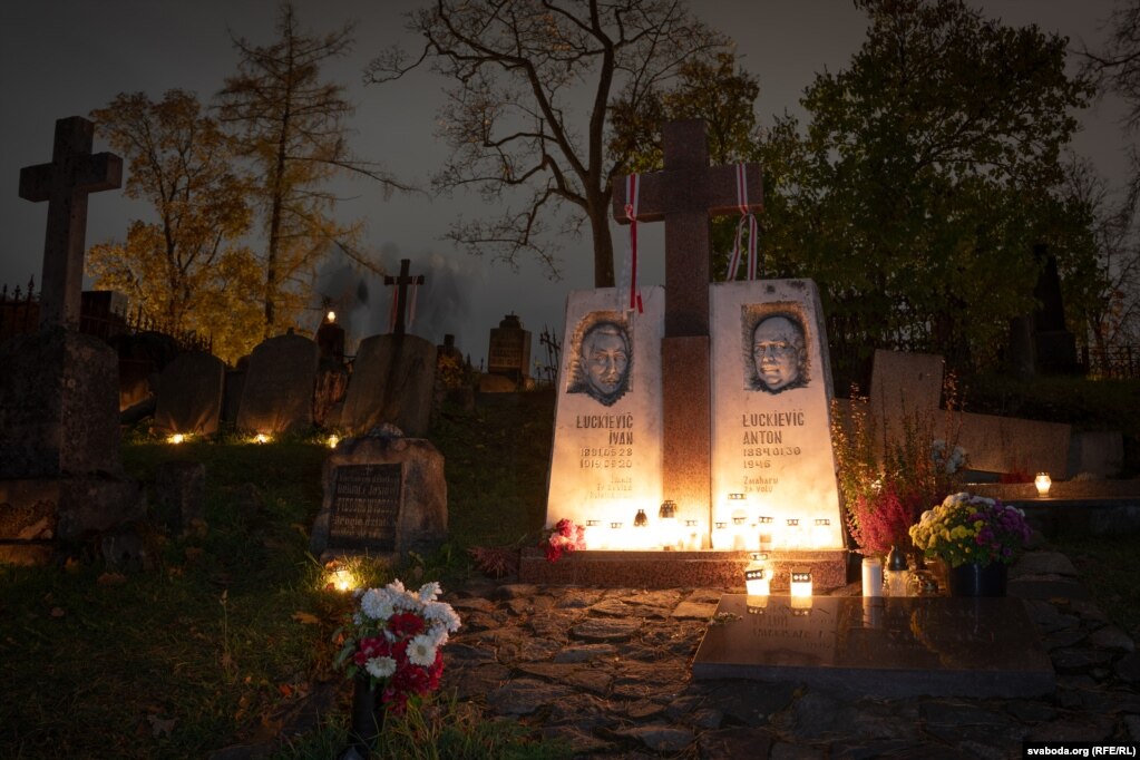 Monumento ai fratelli Lutskevich, Anton e Ivan.  Sono stati tra i promotori della dichiarazione della Repubblica popolare bielorussa.