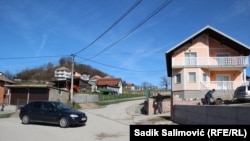 U selu Klisa trenutno živi oko 20-tak stanovnika, od nekadašnjih 600, koliko je živjelo do rata u BiH, devedesetih godina prošlog vijeka.