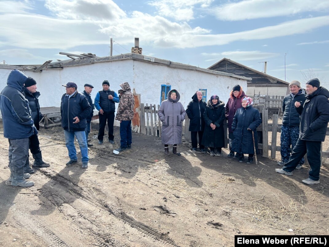 Что ждёт «Шанхай»? В Майкаине, где в воронку упал автобус, не теряют  надежду на переселение