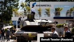 Panter tenk kompanije Rajnmetal na sajmu odbrambene i bezbednosne opreme u Parizu, 13. jun 2022.